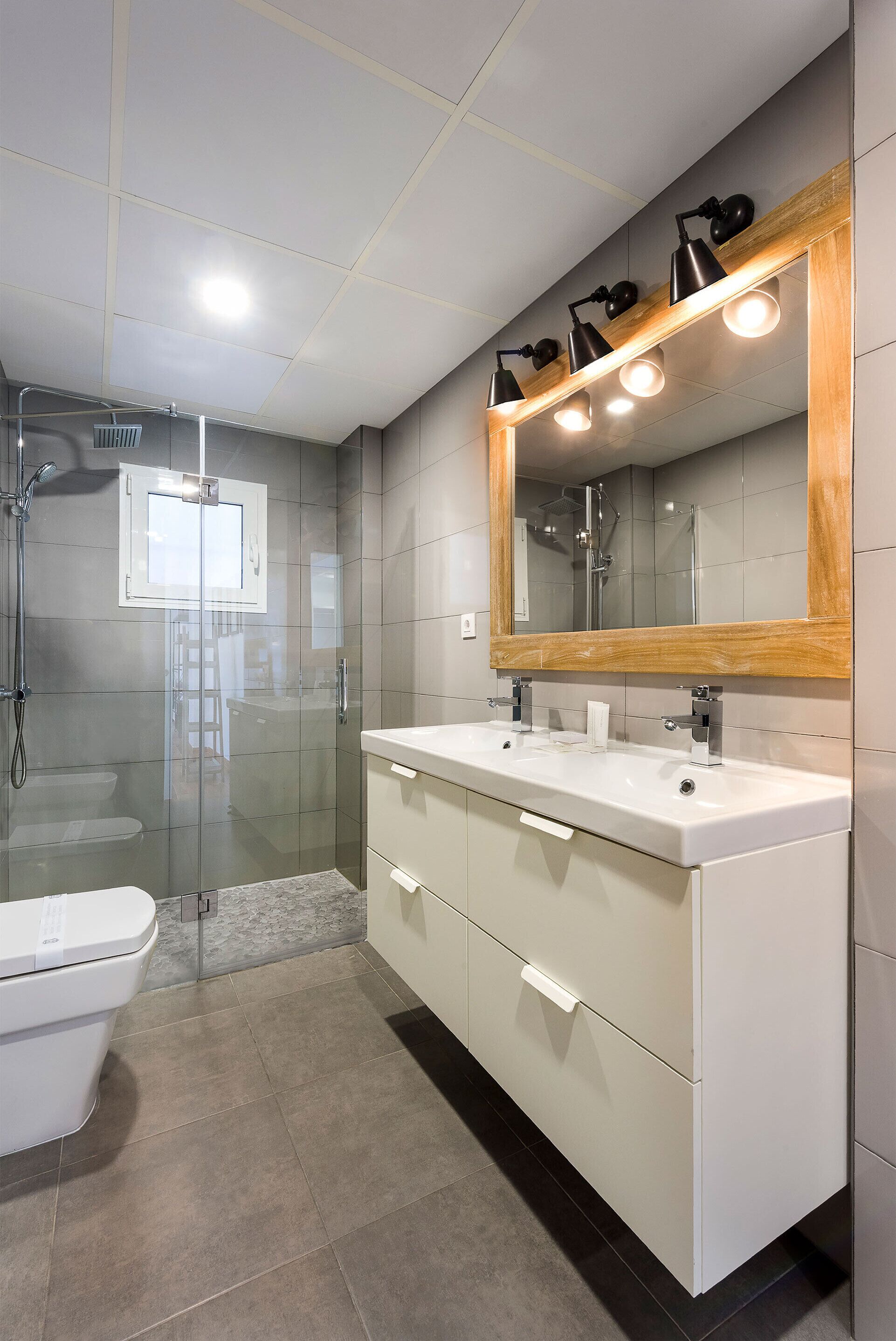 Een douche, een haardroger, een bidet, handdoeken