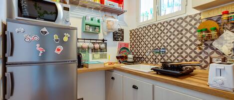 Fridge, microwave, stovetop, coffee/tea maker