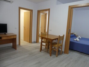 Fer et planche à repasser, Wi-Fi gratuit, draps fournis