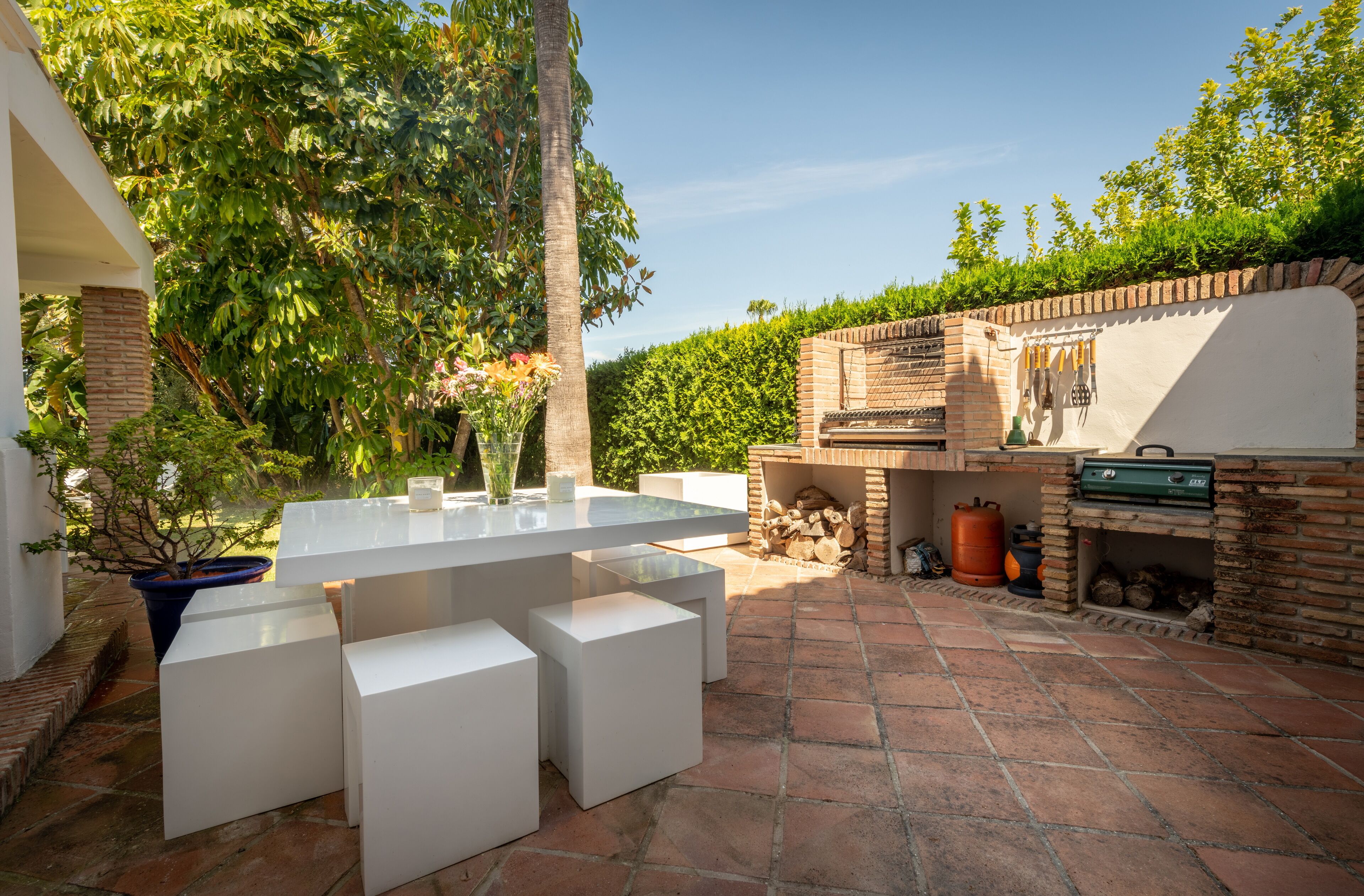 Le coin barbecue avec une salle à manger 2 supplémentaire 