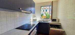 Een koelkast, een microgolfoven, een oven, een vaatwasser