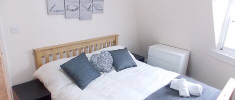 4 slaapkamers, een strijkplank/strijkijzer, reisbedje, wifi