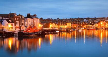 4 bed Grade II listed Apartment. 50 yds to Beach Sleeps 10, WiFi, great views