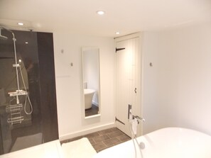 Badewanne, Haartrockner, Handtücher, Toilettenpapier