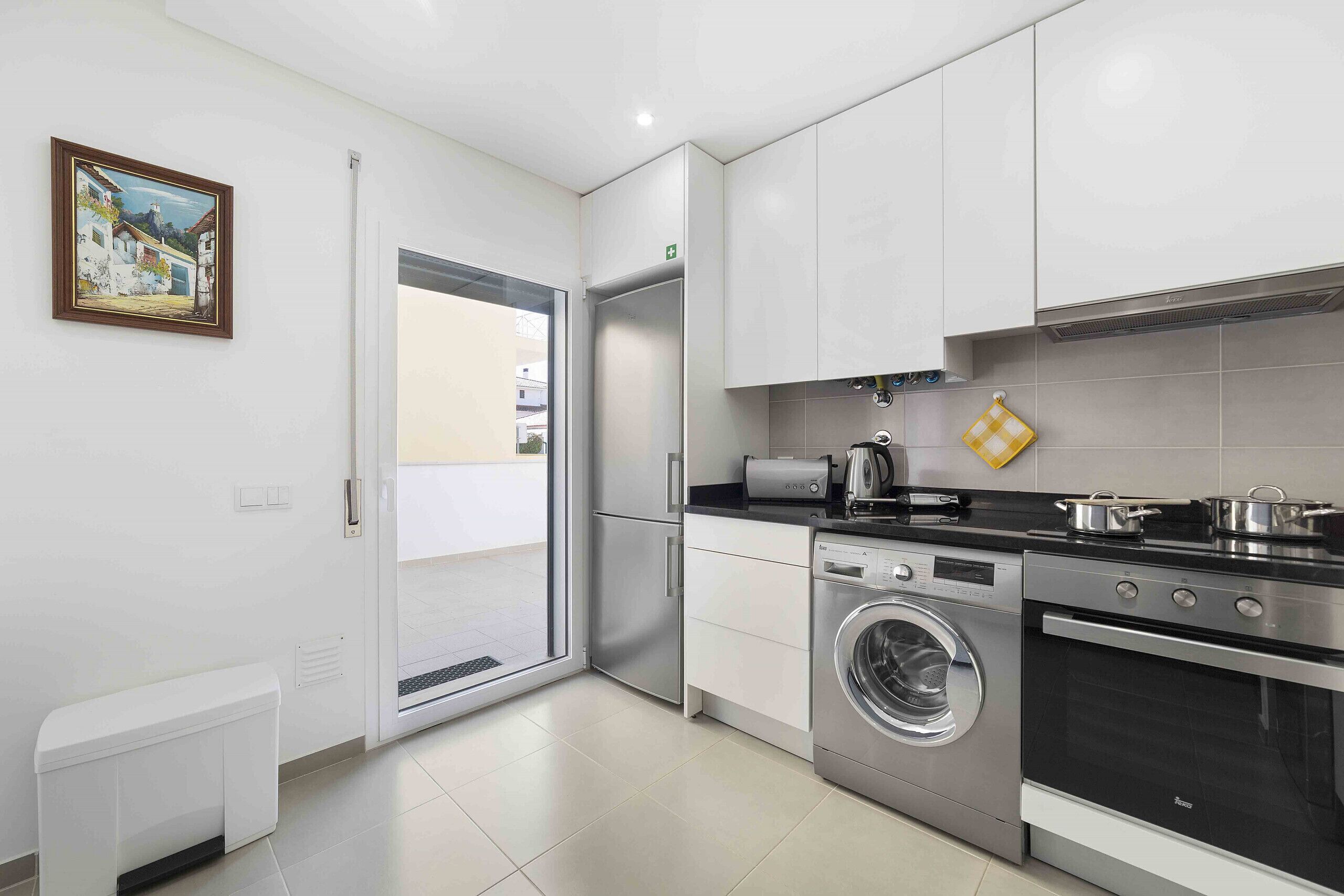 Een koelkast, een magnetron, een oven, een vaatwasser