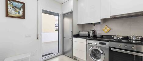 Een koelkast, een magnetron, een oven, een vaatwasser