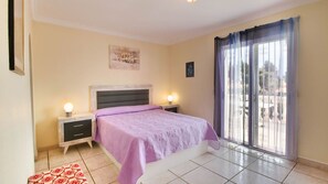 4 chambres, fer et planche à repasser, acc ès au Wi-Fi (inclus)