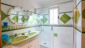 Baignoire, serviettes fournies