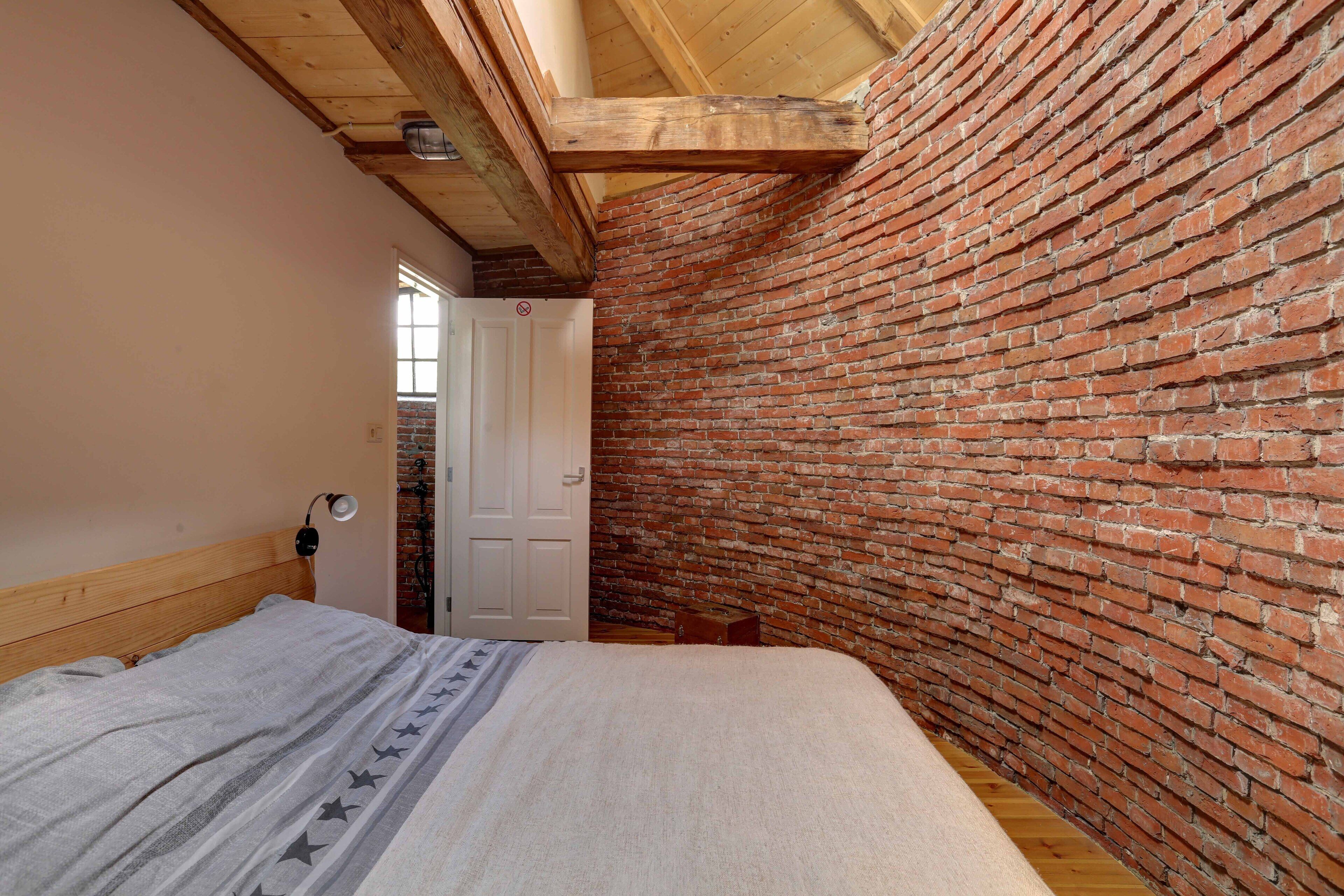 3 soverom, skrivebord, lydisolert og reiseseng for barn