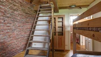 3 Schlafzimmer, Schreibtisch, schallisolierte Zimmer, Reisekinderbett