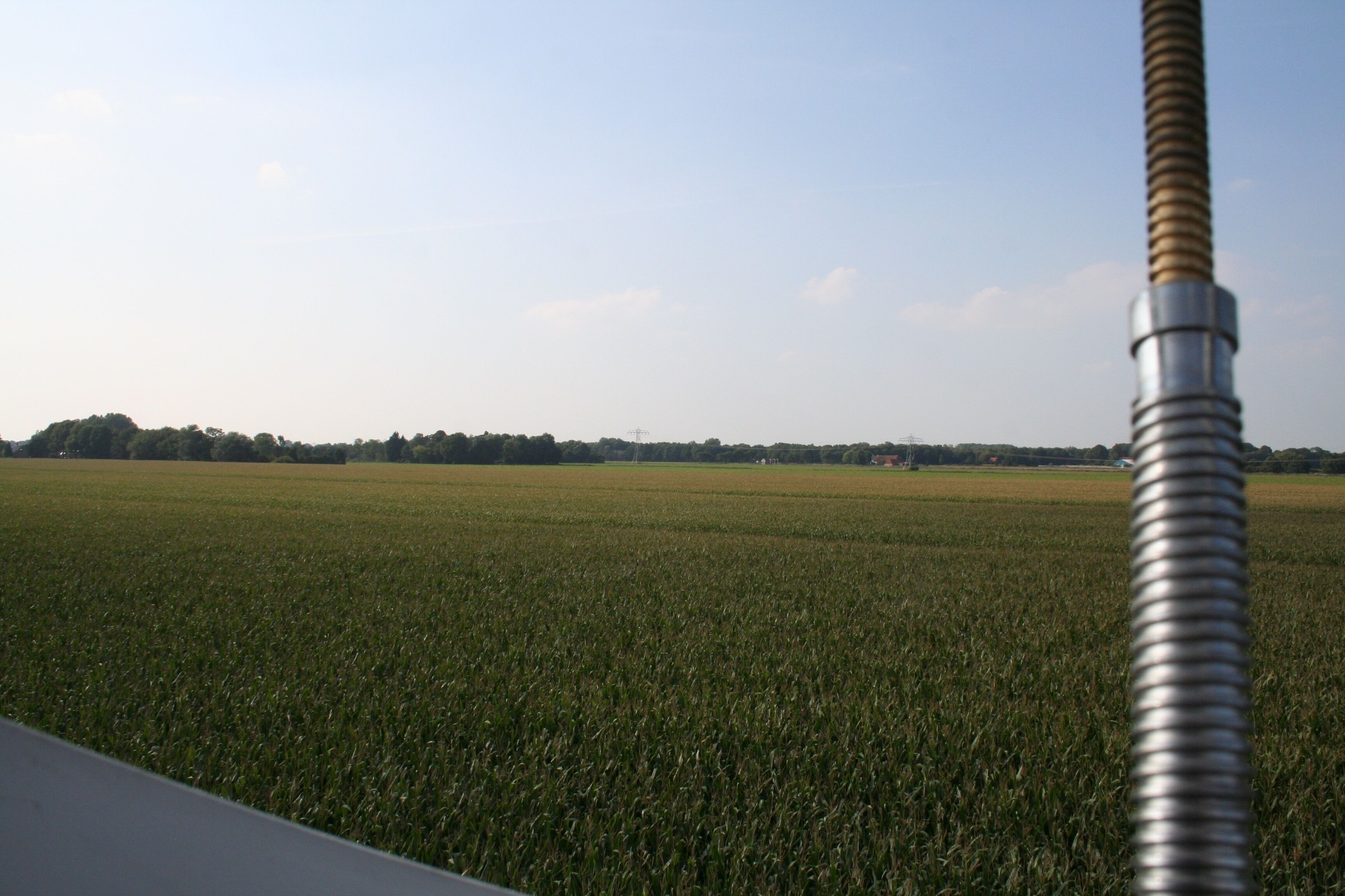 Ein Feld mit einer Metallkonstruktion im Vordergrund.