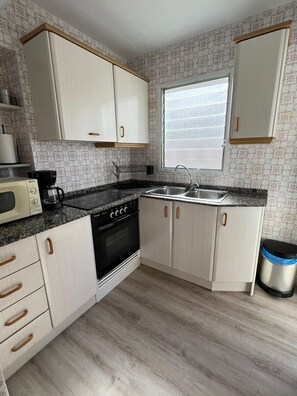 Fridge, microwave, oven, coffee/tea maker