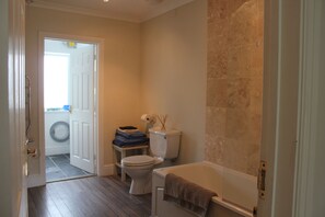 Ensemble baignoire-douche, serviettes fournies, papier de toilette