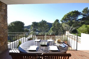 Outdoor dining - Holiday rental house with swimming pool in Begur, Sa Tuna (Begur)