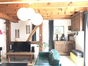 Televisión, chimenea, libros y biblioteca musical 