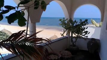 Plage, chaises longues, serviettes de plage