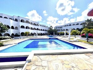 Outdoor pool - Elegant beach front apartment, pool, daily housekeeping, fast speed wi-fi (Malindi)