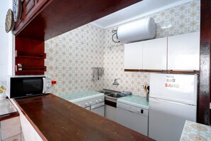Wasserkocher mit Kaffee-/Teezubehör, Kühlschrank, Mikrowelle