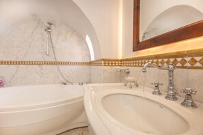 Badewanne, Haartrockner, Bidet, Handtücher