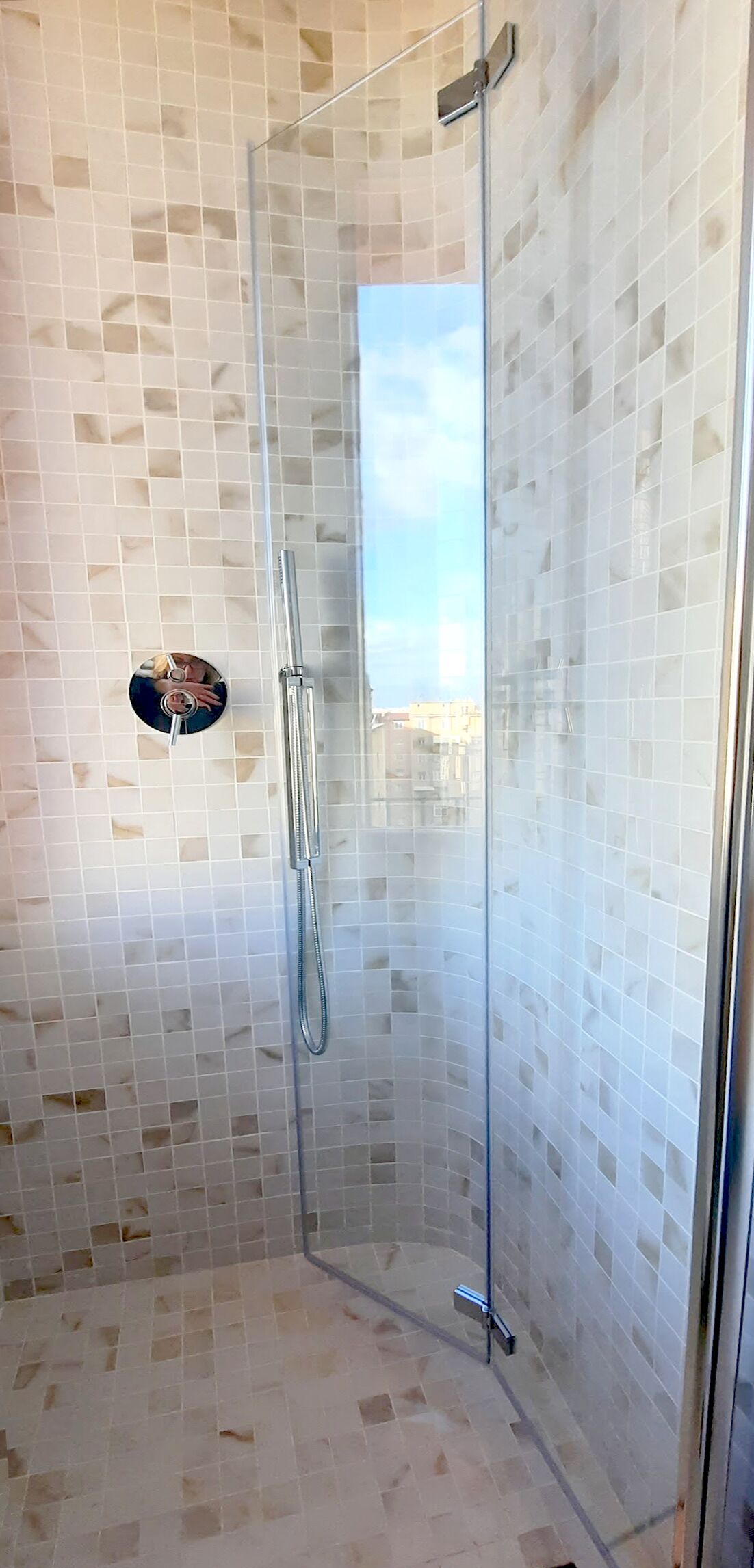 Combined shower/tub, hair dryer, bidet, towels