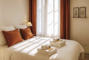 2 室のベッドルーム、デスク、アイロン / アイロン台、旅行用ベビーベッド