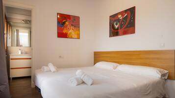 3 slaapkamers, een strijkplank/strijkijzer, gratis wifi, beddengoed