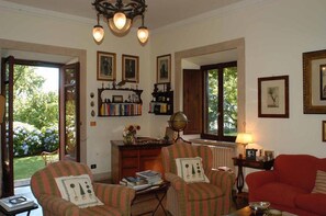 Télévision, cheminée, jeux vidéo, lecteur de DVD