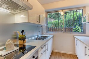 Een koelkast, een microgolfoven, een oven, een vaatwasser