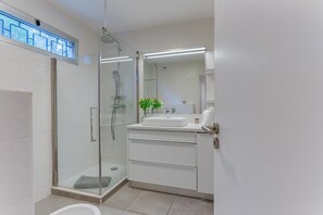 Dusche, Haartrockner, Handtücher