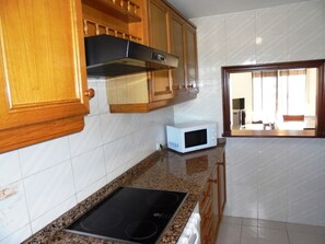 Frigorífico, horno, cafetera o tetera y utensilios de cocina