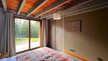 4 bedrooms, in-room safe, desk, iron/ironing board