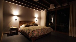 4 多间卧室、客房内保险箱、办公桌、熨斗/熨衣板