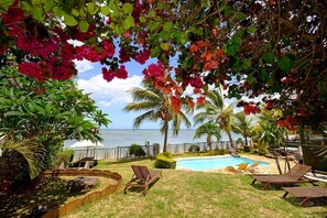 Outdoor pool - Beautiful waterfront villa le Mauridul in Mauritius  (Port louis)