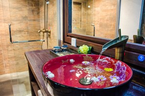 Exclusive-Doppelzimmer | Badezimmer | Dusche, kostenlose Toilettenartikel, Haartrockner, Hausschuhe