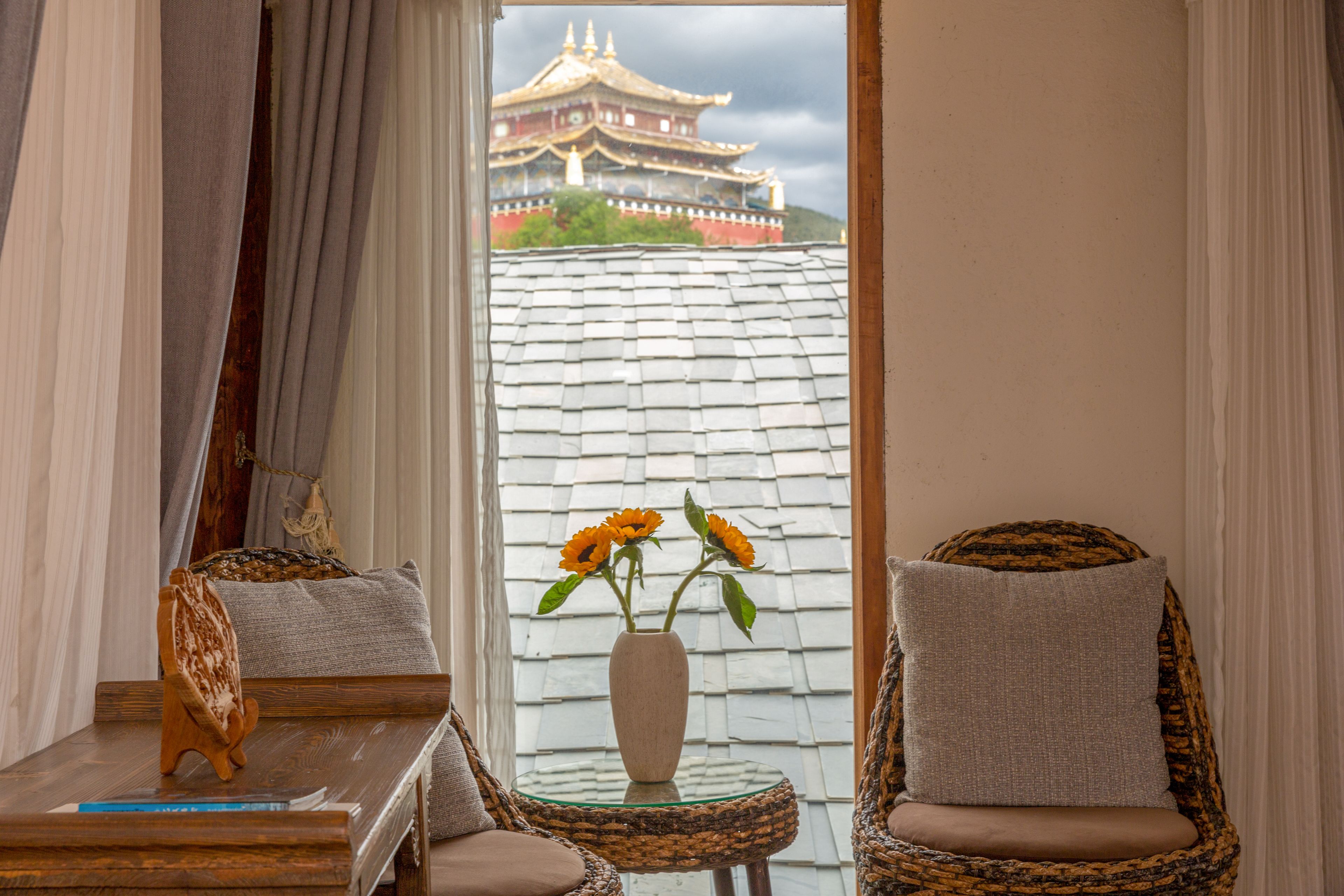 Exclusive Twin Room | Bathroom | Shower, free toiletries, hair dryer, slippers