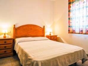 3 bedrooms, iron/ironing board, free internet, bed sheets