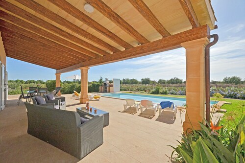 SION - Maalaistalo uima-altaalla Binissalemissa