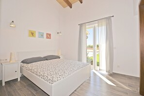 3 bedrooms, iron/ironing board, free WiFi, bed sheets