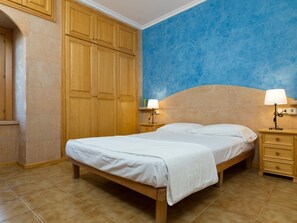 4 habitaciones, tabla de planchar con plancha, internet y ropa de cama 