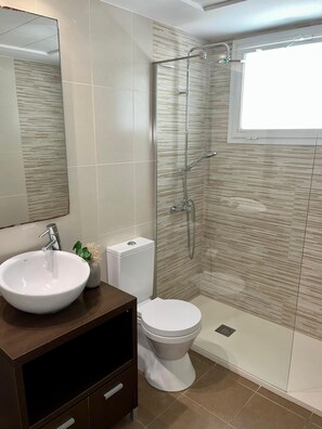 Bathtub, hair dryer, towels