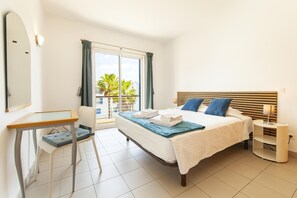 Room - B06 - Top-Floor Marina Club 2 Bed Apartment (Lagos)