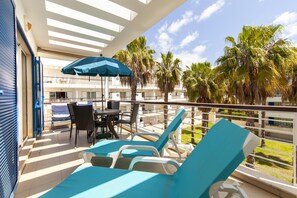 Outdoor dining - B06 - Top-Floor Marina Club 2 Bed Apartment (Lagos)