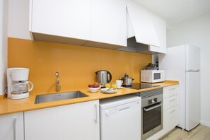 Réfrigérateur, four à micro-ondes, un four, surface de cuisson