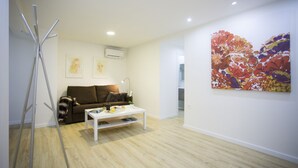 A modern living room with a sofa, coffee table, and artwork on the wall. - Singular Stays El Micalet (Valencia)