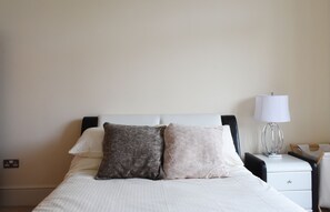 1 Schlafzimmer, Schreibtisch, Bügeleisen/Bügelbrett, Reisekinderbett