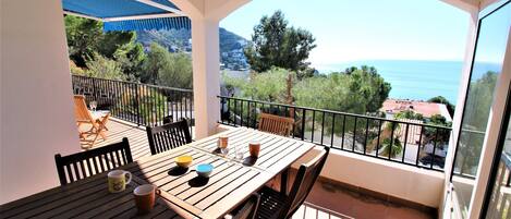 تناول الطعام بالخارج