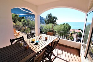 Outdoor dining - Enjoy your holidays in a large house with a large patio of 100m2 and barbecue, swimming pool (Roses)