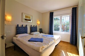 4 habitaciones, tabla de planchar con plancha y internet 