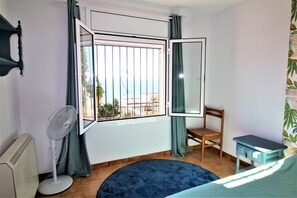 4 bedrooms, iron/ironing board, Internet