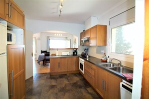 Kjøleskap, mikrobølgeovn, ovn og oppvaskmaskin